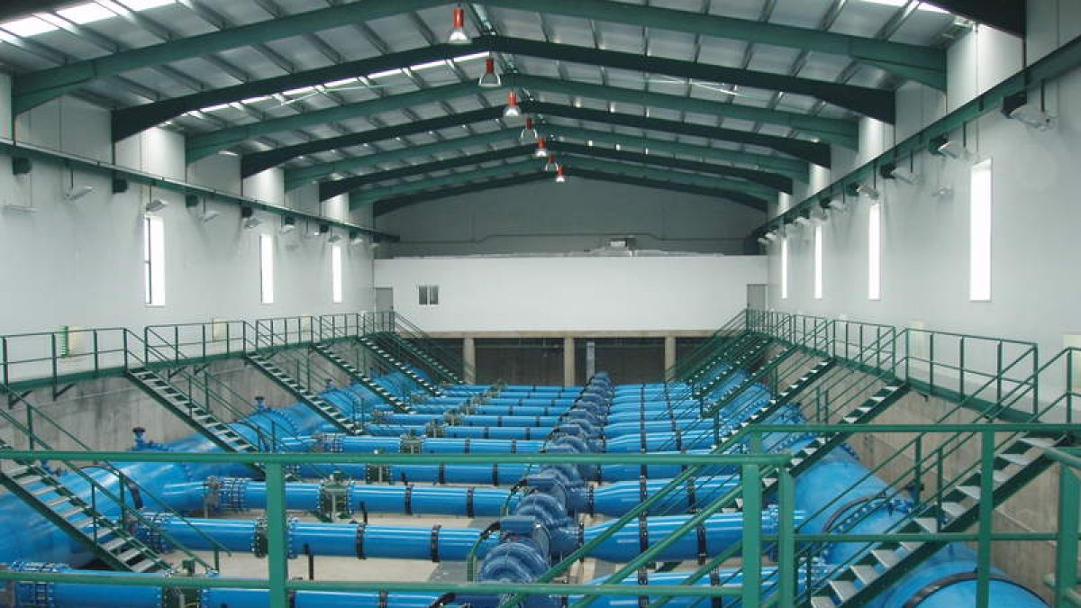 Interior de una de las estaciones de bombeo que sujetan el movimiento del regadío modernizado.