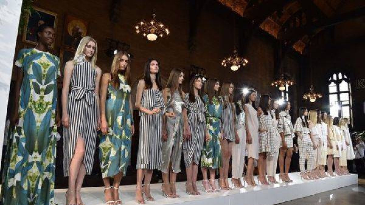 Unas modelos posan en la presentación este miércoles de la Mercedes Benz New York Fashion Week.