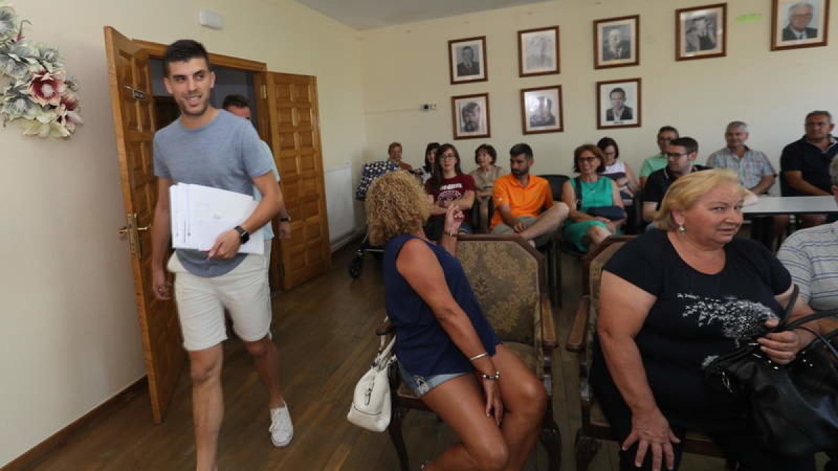 El alcalde socialista de Cacabelos, Junior Rodríguez, en el consistorio de la villa del Cúa. ANA F. BARREDO.
