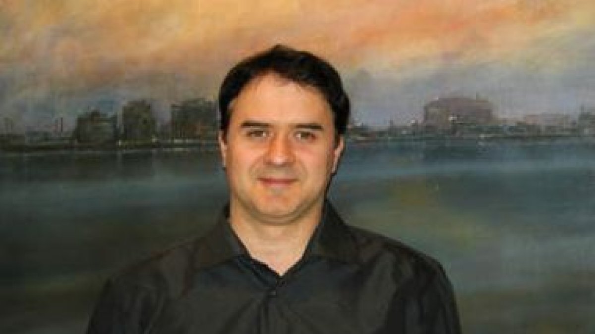 Antonio Hernández posa ante una de sus obras.