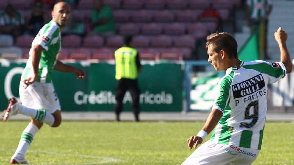 Pedro Santos, derecha, el pasado año con el Vitoria de Setúbal.