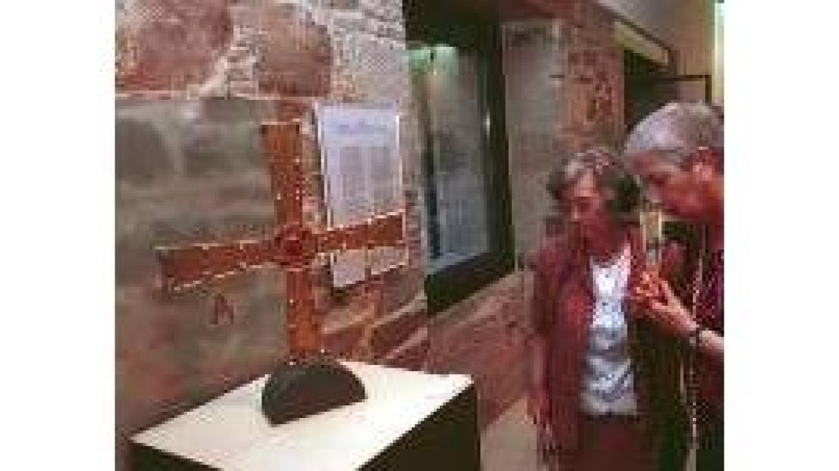 Imagen de la reproducción de la cruz que hay en el Museo del Bierzo