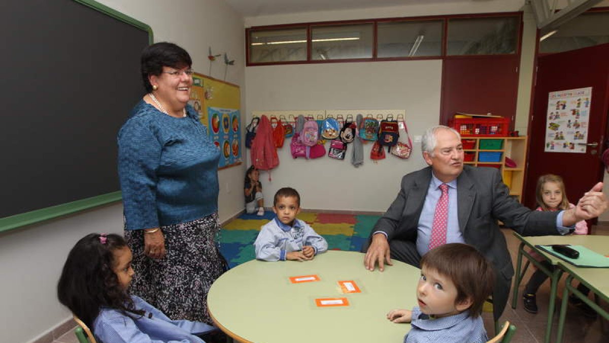 Mercedes Fernández y Guillermo García, con un grupo de alumnos del Ponferrada XII.