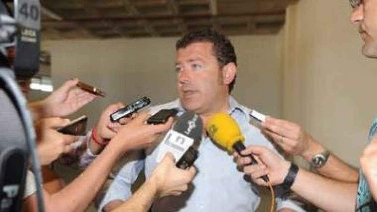 Javier Baena, presidente de la Cultural, atiende a la prensa .