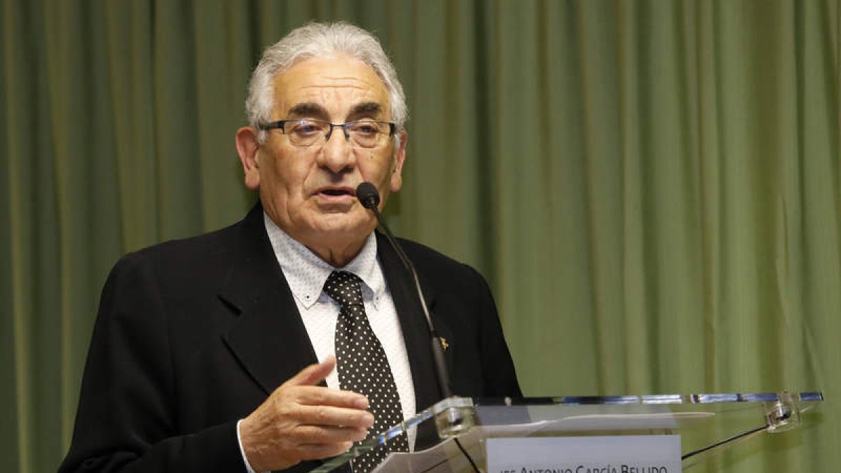 Pedro Puente pronunció unas palabras de agradecimiento en el IES García Bellido por ser elegido para el primer premio Concordia. MARCIANO PÉREZ