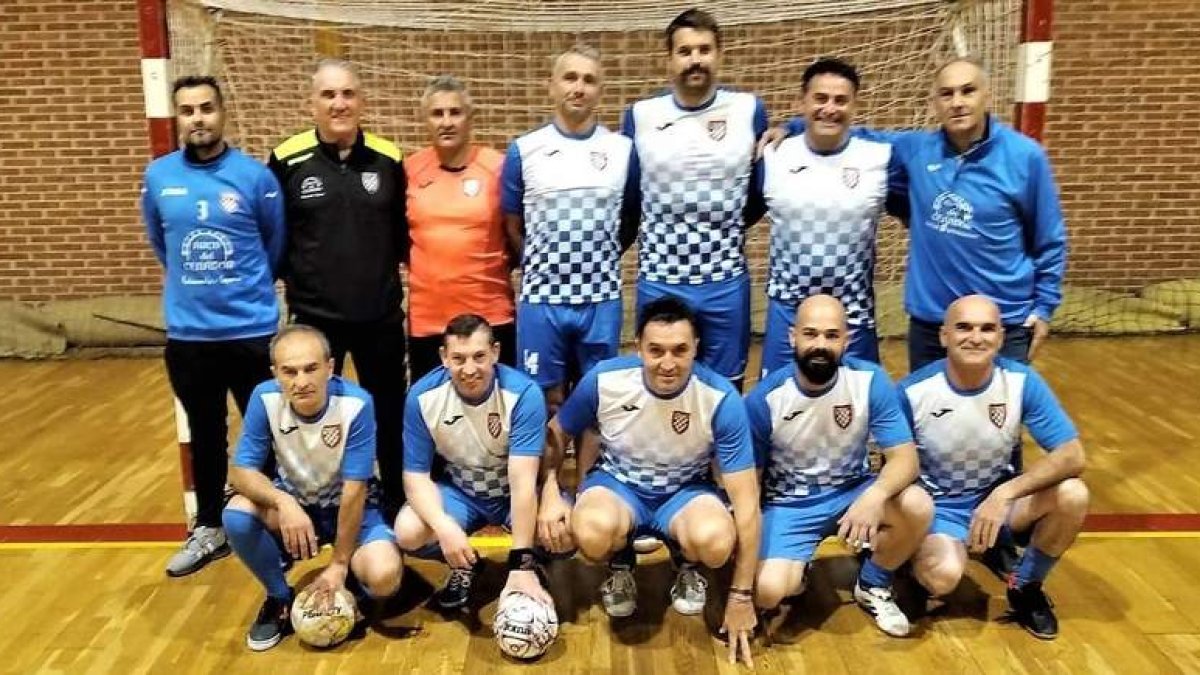 Formación del equipo del Arco del Cenador que disputa la Liga de Veteranos de Ponferrada. DL
