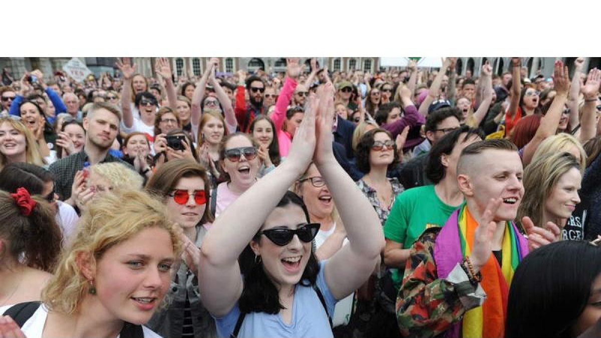Las mujeres irlandesas celebran el resultado del referéndum. AIDAN CRAWLEY