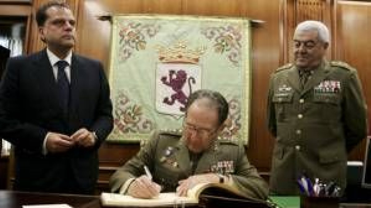 Amilivia, Sanz y Yagüe durante el acto de firma en el libro de honor del Ayuntamiento de León
