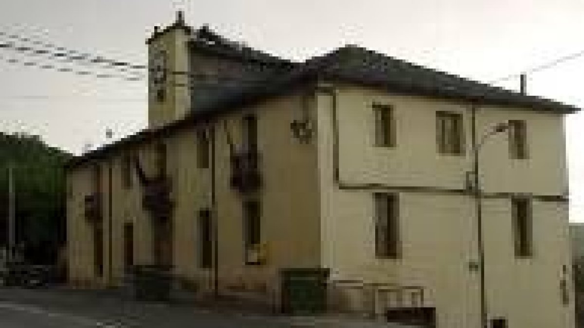 Un remolino de viento derribó a campana sobre el tejado del Ayuntamiento, acordonado después