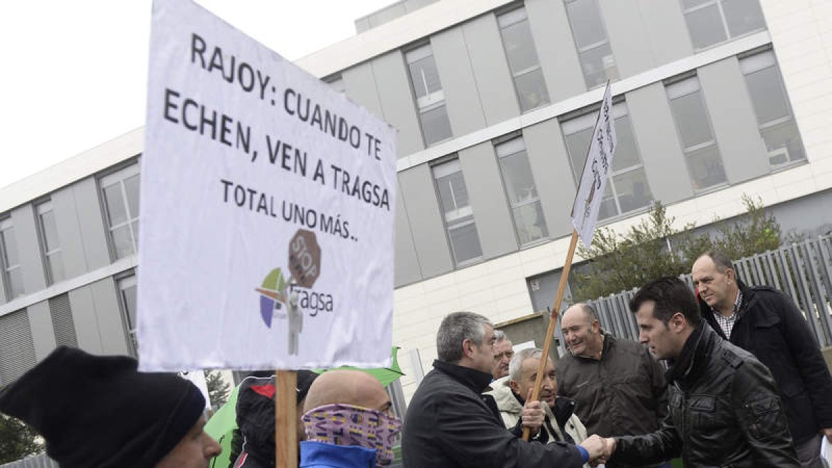 Luis Tudanca con trabajadores de Tragsa, algunos están encerrados desde Nochevieja.