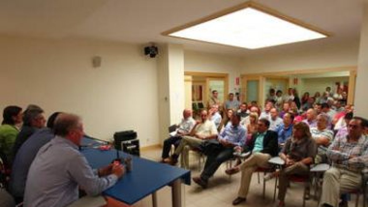 Reunión en la sede del PSOE con alcaldes y portavoces.