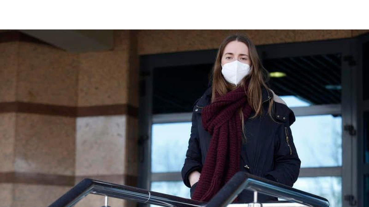 Isabel San Martín, afectada con la enfermedad de Fabry, en el campus de la ULE. FERNANDO OTERO