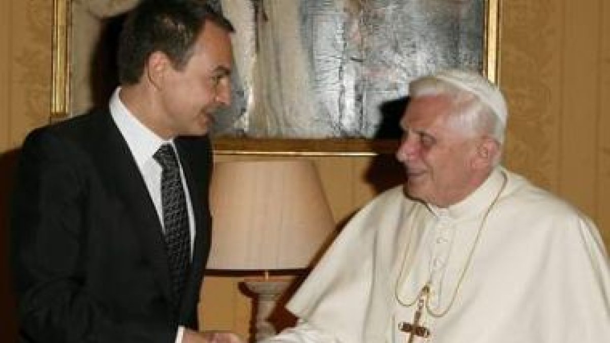 Zapatero, con el Papa Benedicto XVI, durante su encuentro del año 2006 en el Vaticano