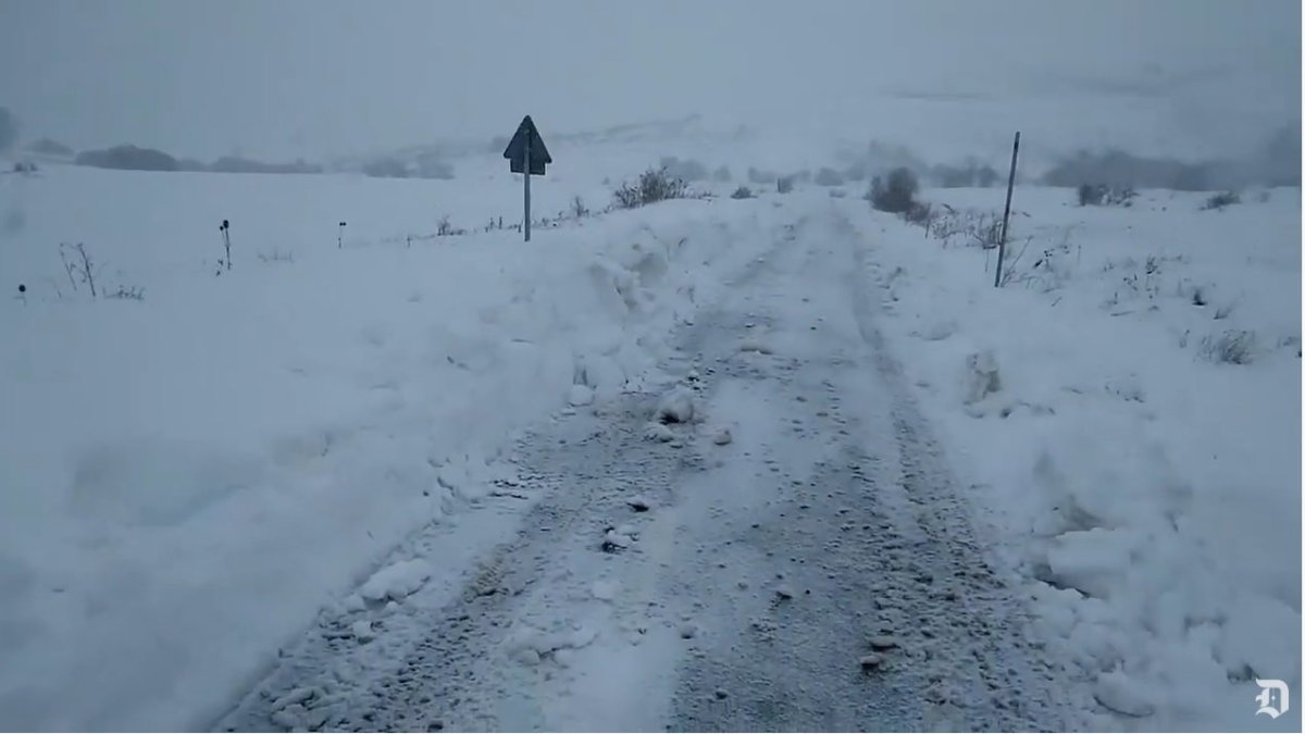 La carretera por la que hay que ir a votar, nevada y sin limpiar esta mañana en Valverde de Curueño. VÍDEO DE MIGUEL A. GONÄZLEZ CASTAÑÓN / FACEBOOK