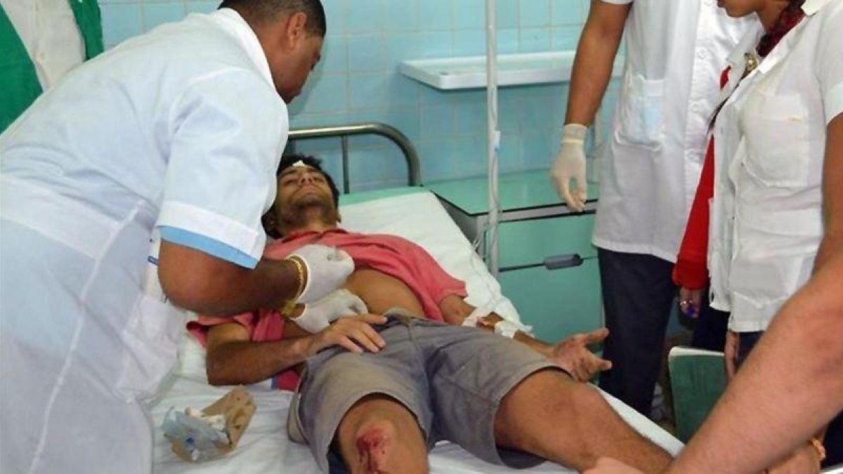 Uno de los heridos en el accidente de tráfico ocurrido en Cuba este jueves, en el que han muerto al menos siete personas.