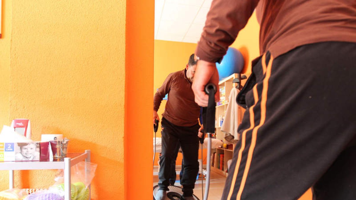 Personas afectadas por ictus en una sesión de rehabilitación en León. SECUNDINO PÉREZ