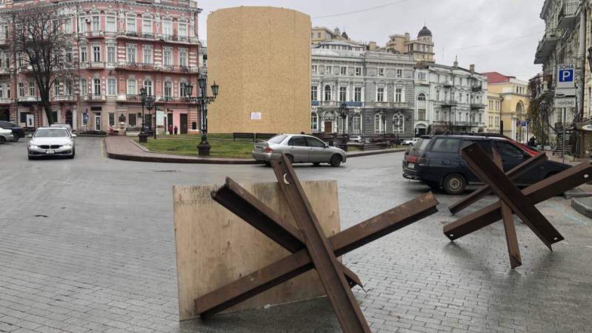 La estatua de Catalina la Grande, tapiada con madera muy cerca de la escalera famosa de la película ‘El Acorazado Potemkin’. GERVASIO SÁNCHEZ
