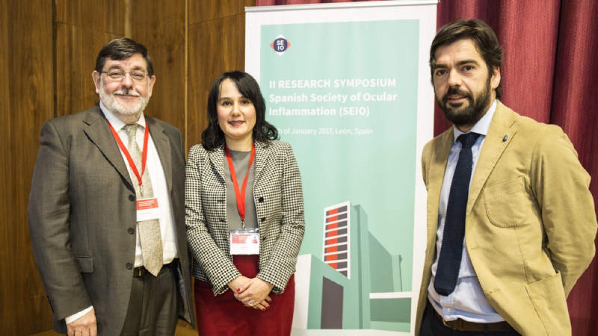 El doctor Jones, de Manchester, y la doctora Onal, de Estambul, con Miguel Cordero Coma, ayer en el Hospital de León.