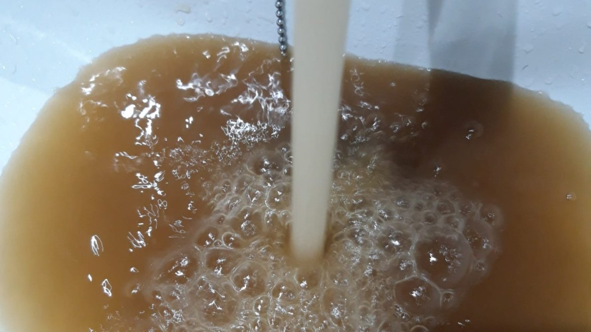 Agua del grifo en uno de los domicilios afectados. CB