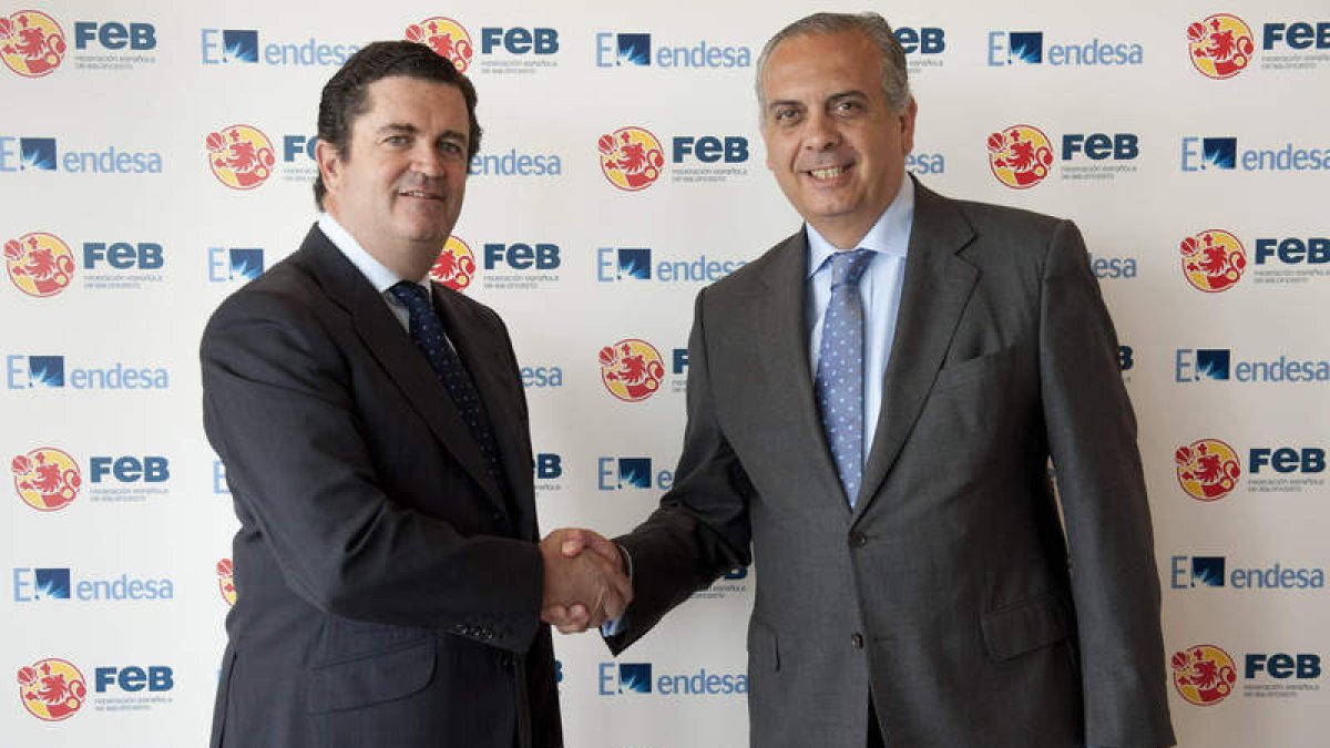 Borja Prado y José Luis Sáez  se dan la mano tras sellar el acuerdo.