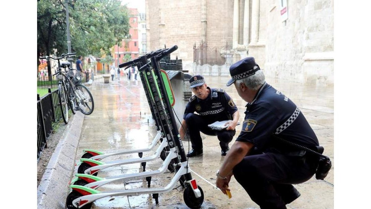 Policías locales están recordando estos días la normativa de León. DL