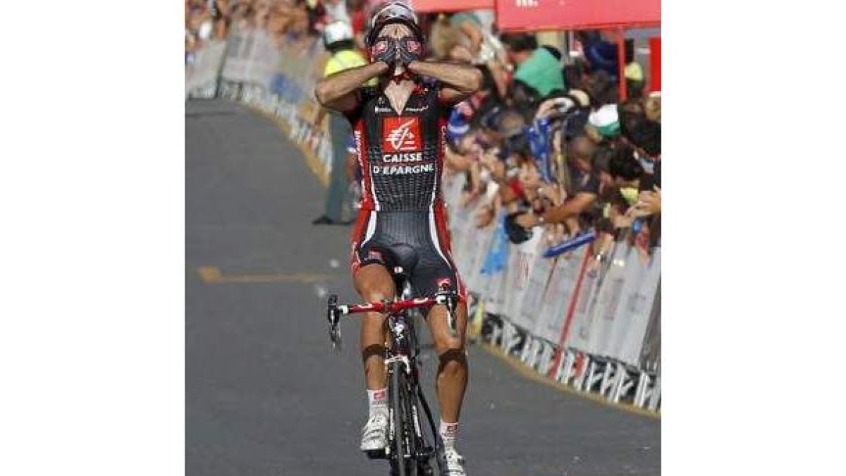 El ciclista español David López (Caisse D-™Epargne) se proclama vencedor de la novena etapa.