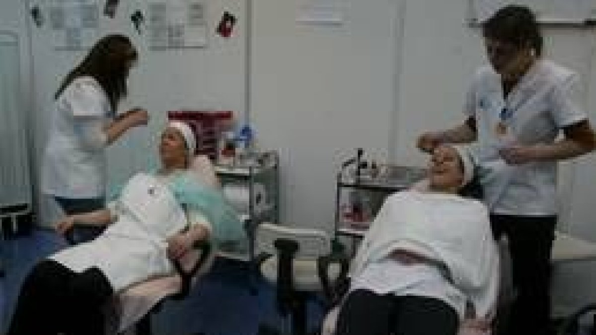 Las estudiantes de Imagen Personal demuestran cómo se trabaja