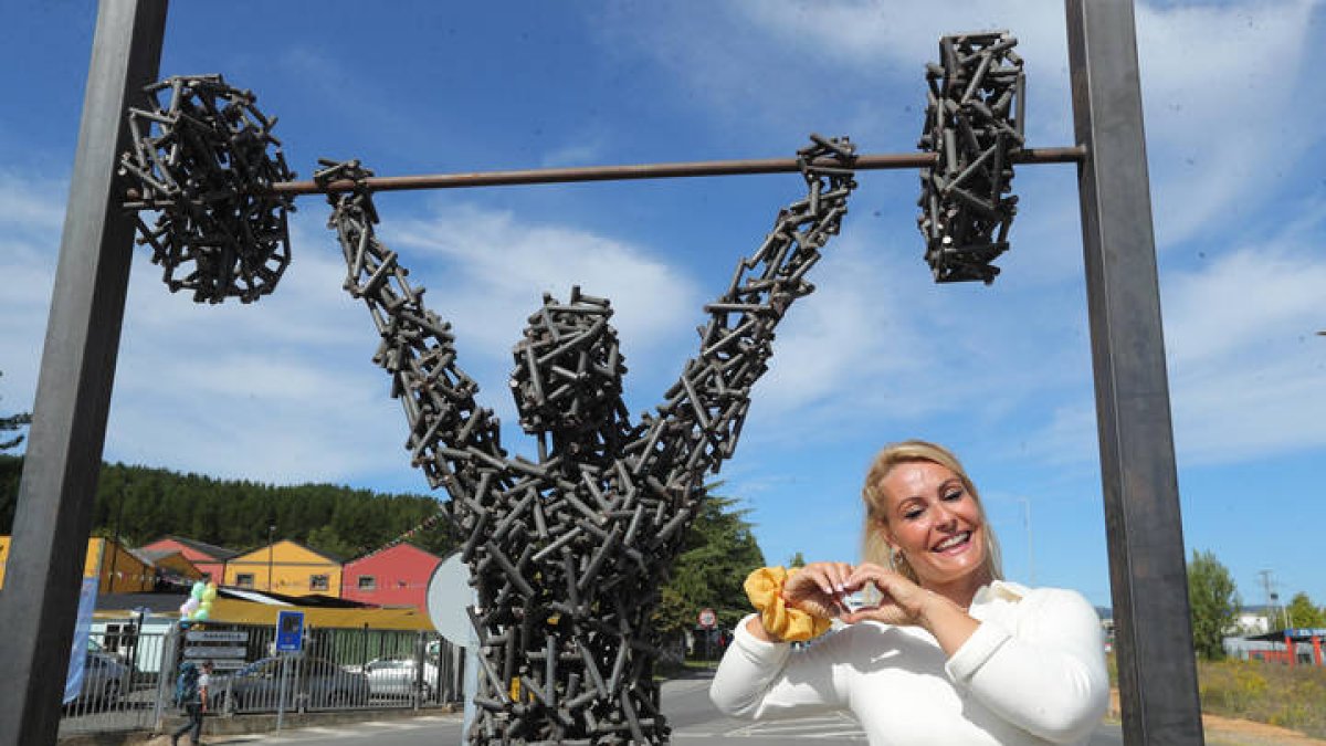 La haltera Lydia Valentin descubre una escultura en en su pueblo natal de Camponaraya . L. DE LA MATA