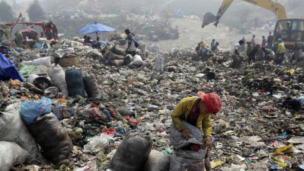 Un niño recoge plásticos acumulados en un vertedero en Marelan, al norte de Sumatra, en Indonesia. DEBI SAHPUTRA