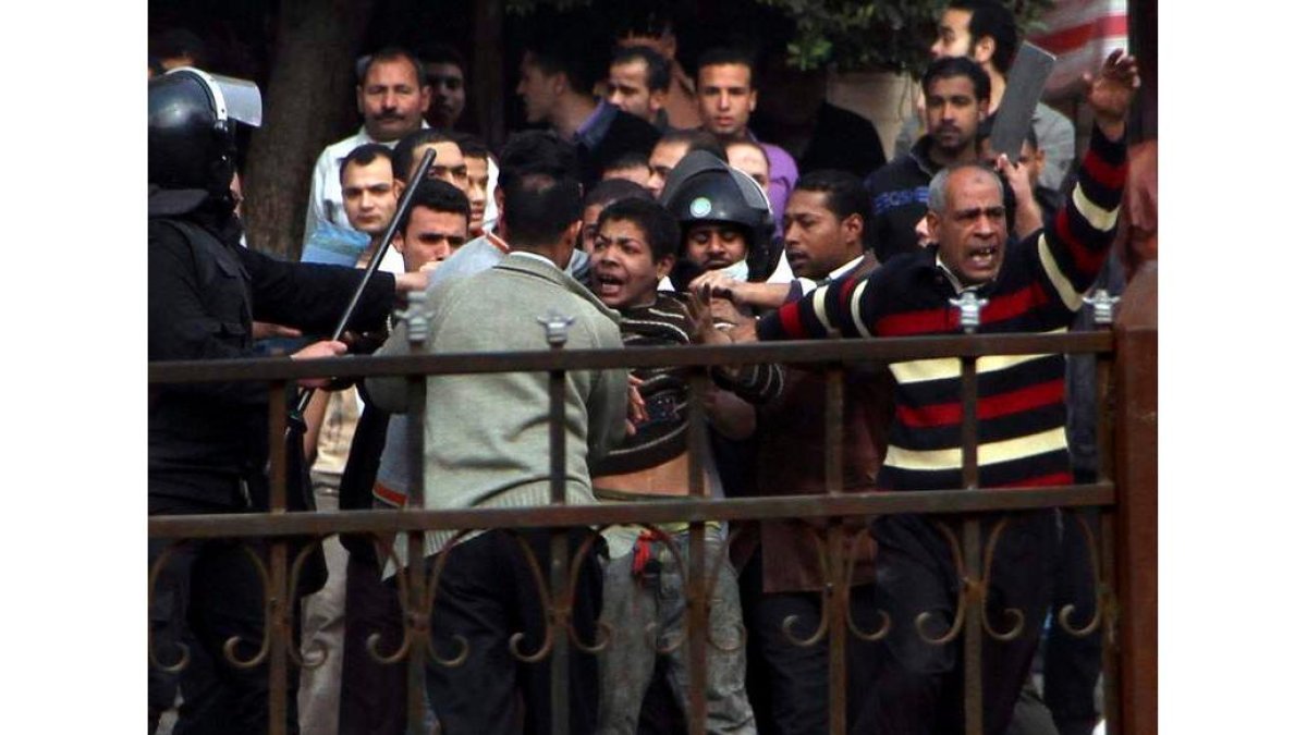 Un agente egipcio arresta a un manifestante en El Cairo.