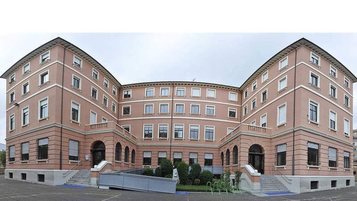 Fachada principal del Colegio Divina Pastora. DL
