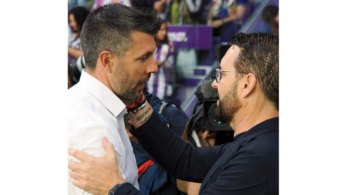 Bordalás consuela a Paulo Pezzolano, entrenador del Valladolid. R. G.