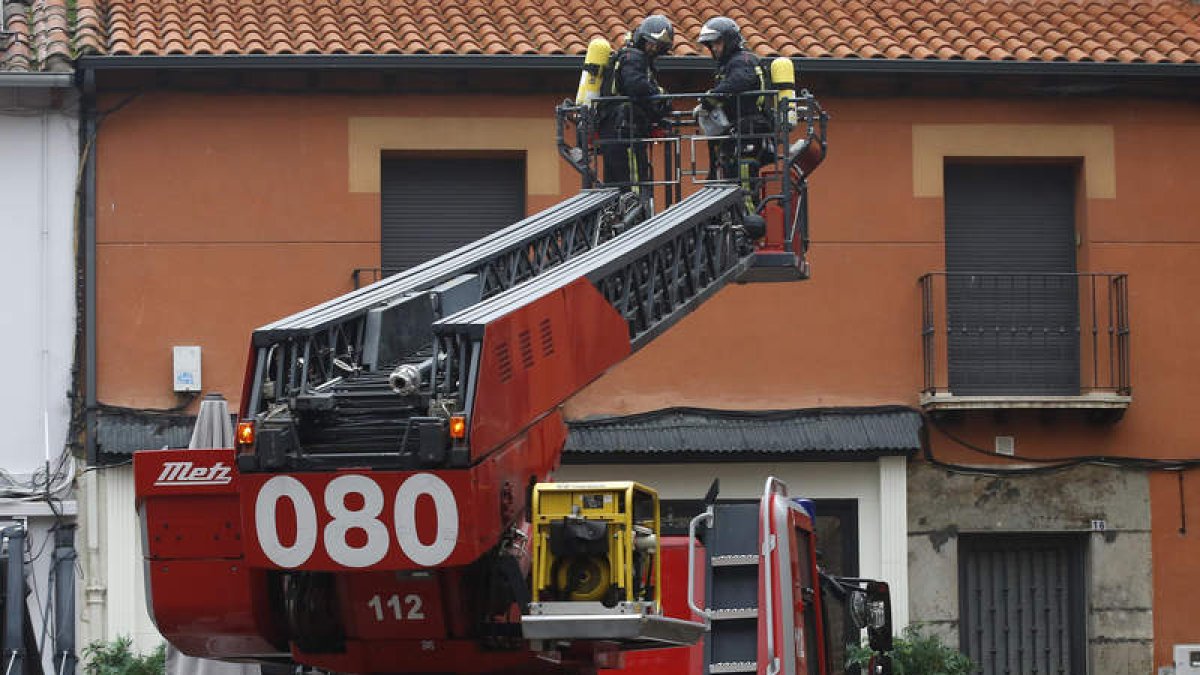 Una intervención del equipo de Bomberos de León en el centro de la ciudad. FERNANDO OTERO