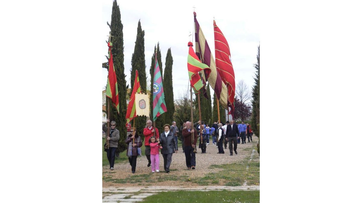 Los pendones desfilan camino de la Basílica de la Virgen.