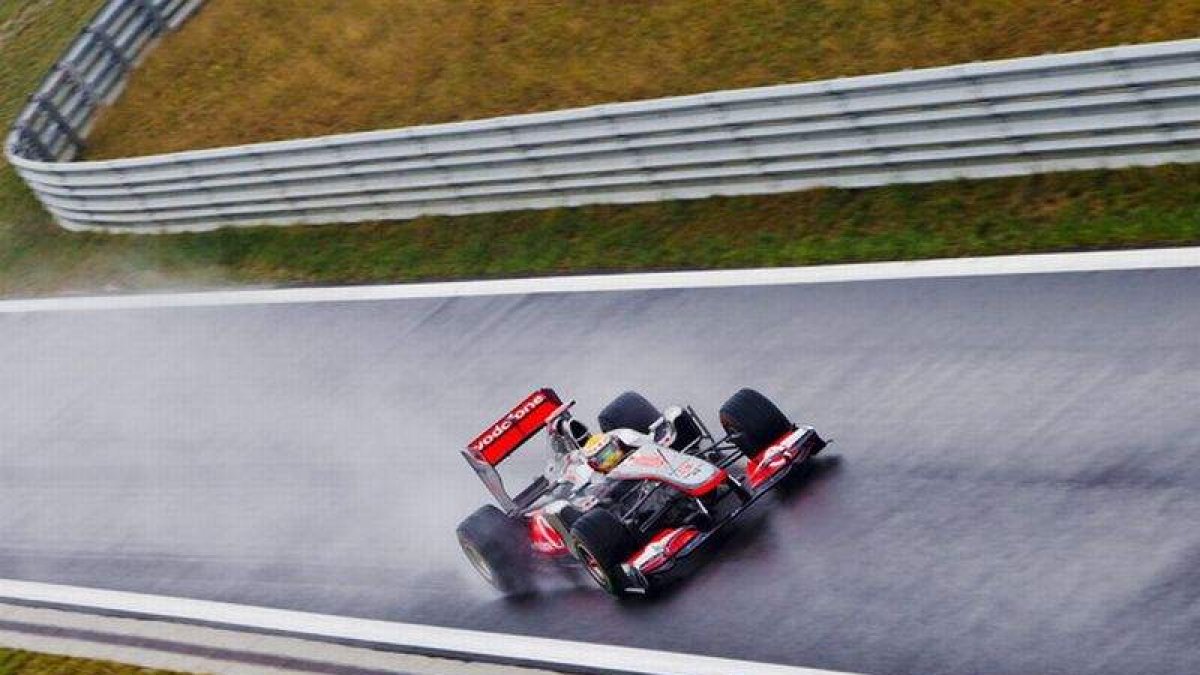El piloto británico Lewis Hamilton de McLaren Mercedes, en la primera sesión de prácticas en el circuito internacional de Yeongam en Corea del Sur.