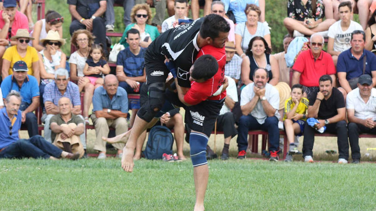Lo consiguió en medios, ante Gasi (mucho tiempo después de agarres con el Divino), y dedicó su triunfo Santi ‘el Míster’ de Cistierna a los suyos: a Gabriel, a Dante, a Marisa... A. B.