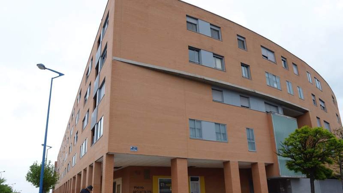 La vivienda del barrio Pajarillos de Valladolid de la que cayó la mujer a la calle. NACHO GALLEGO
