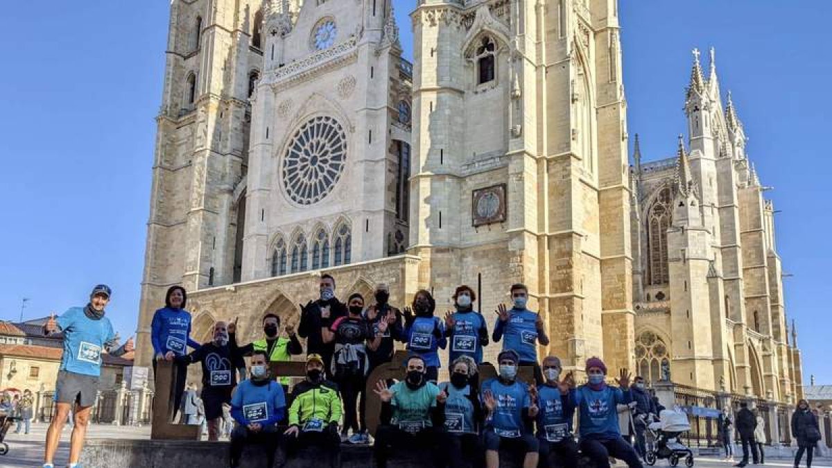 Participantes de ‘1km 1 vida’ frente a la Catedral de León. DL
