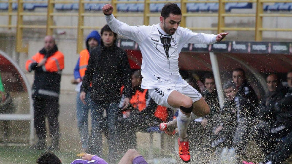 Viti se deshace de un contrario durante el encuentro ante el Valladolid B