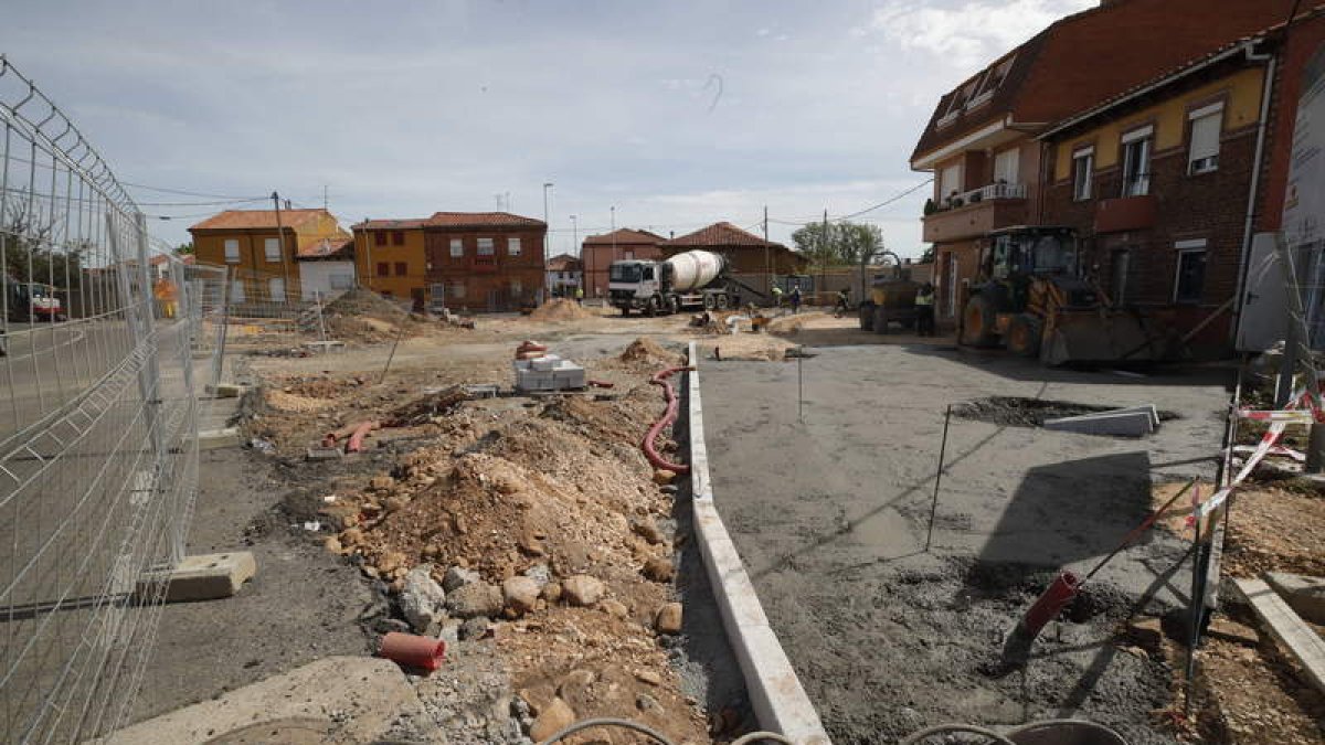 Los operarios avanzaban ayer en las obras de la plaza de España. RAMIRO