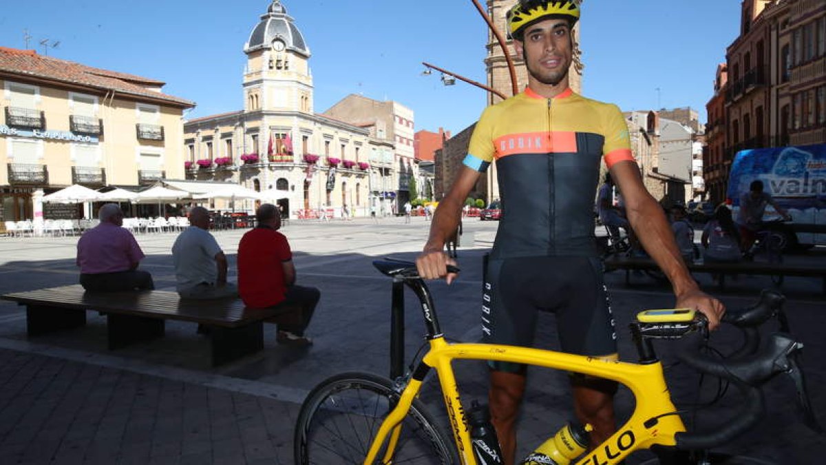 Andrés Turienzo posa con su bicicleta en la plaza Mayor de La Bañeza. RAMIRO