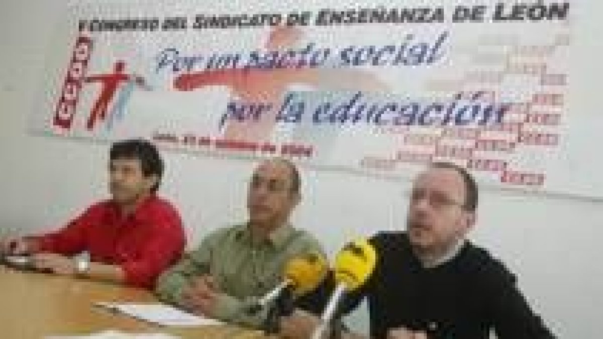 Fidel Tomé, García Cruz y el responsable de CC.OO. en León, Ignacio Fernández, ayer en el sindicato