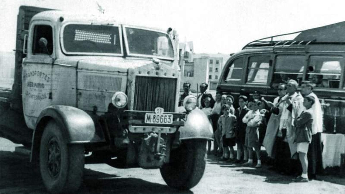 El Lancia con matrícula de Madrid de Herminio Rodríguez Sernández, bendecido por un sacerdote, durante una celebración de la festividad de San Cristóbal, patrón de los camioneros , en los años cincuenta.