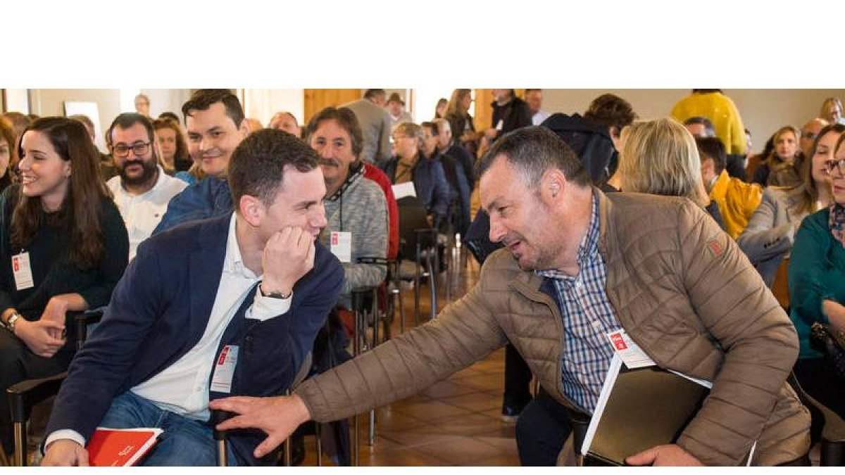 Javier Alfonso Cendón, a la izquierda, junto a Eduardo Morán, ayer en el comité provincial celebrado en Mansilla Mayor. FERNANDO OTERO PERANDONES
