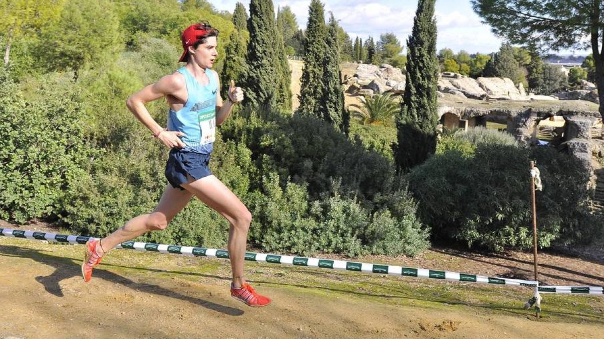 Aláiz corriendo ayer la Itálica