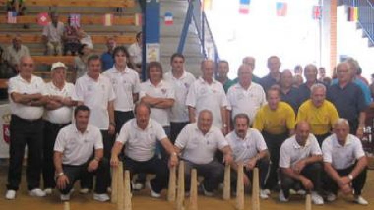 Miguel Ángel, segundo por la izquierda agachado, forma con el resto de jugadores de parejas.