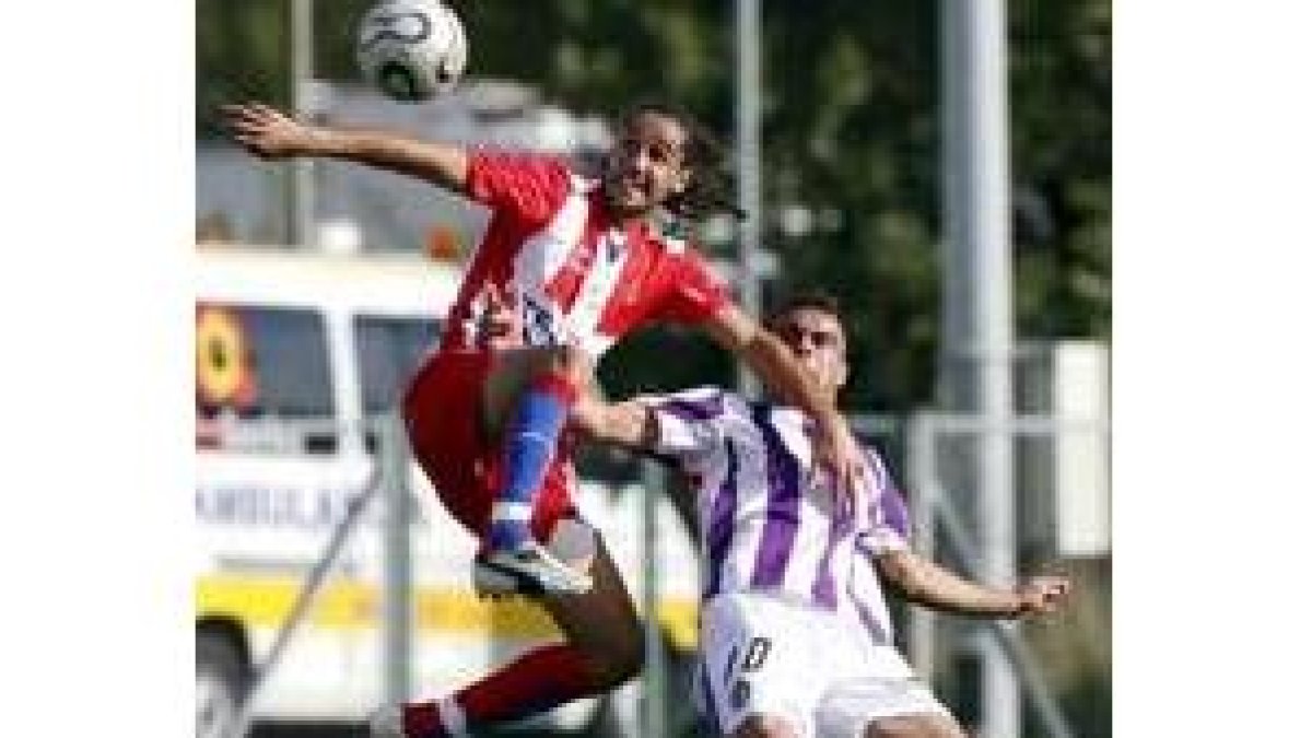 Nacho Fernández se anticipa al delantero local Rufino durante el encuentro de ayer en Valladolid