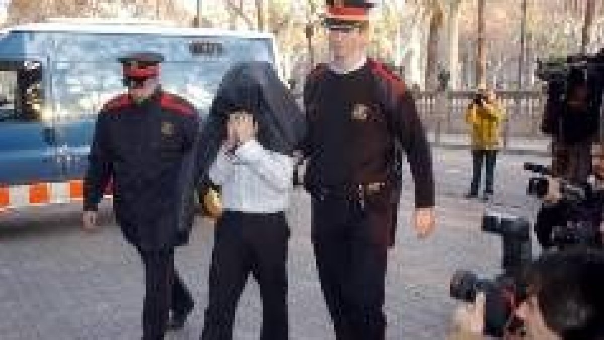 Imagen de archivo de uno de los acusados, en el momento de llegar a la Comisaría de Policía