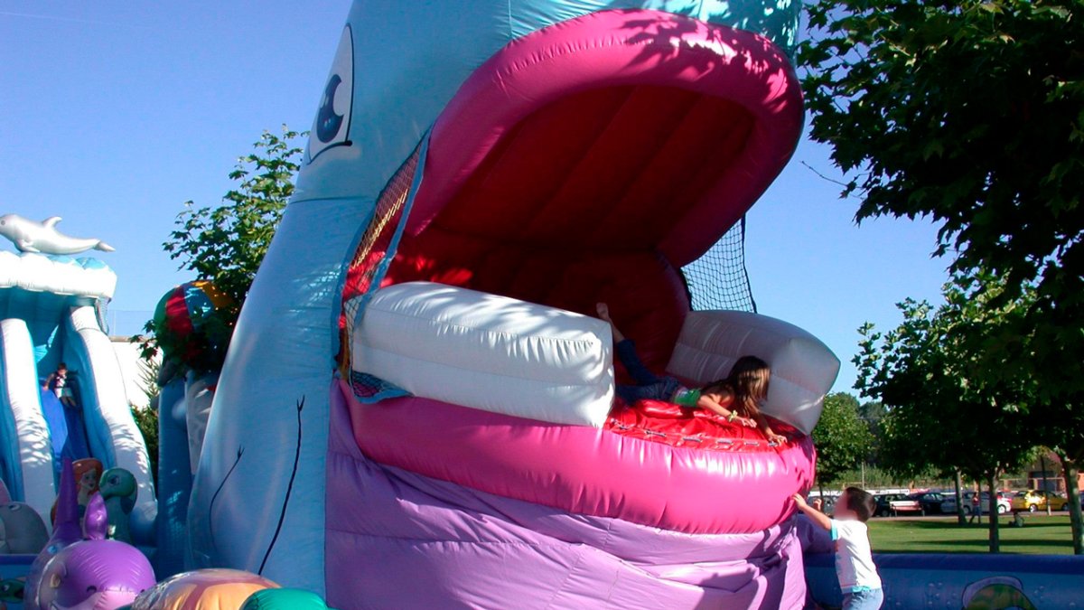 Niños jugando en una atracción hinchable. PRADO