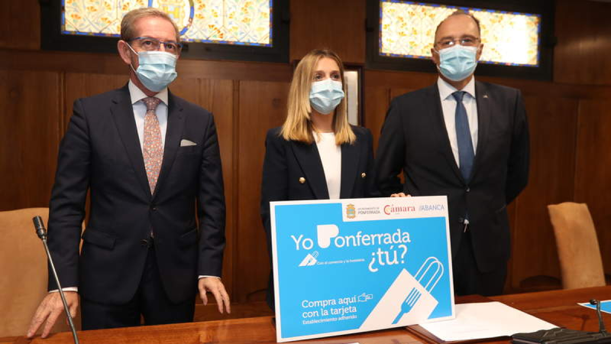 Responsables de la Cámara, el Ayuntamiento y Abanca. L. DE LA MATA